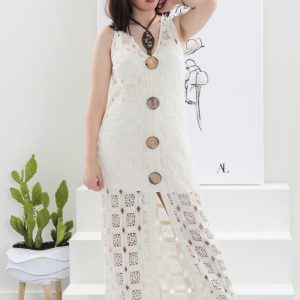Vestido longo de renda com botões de côco